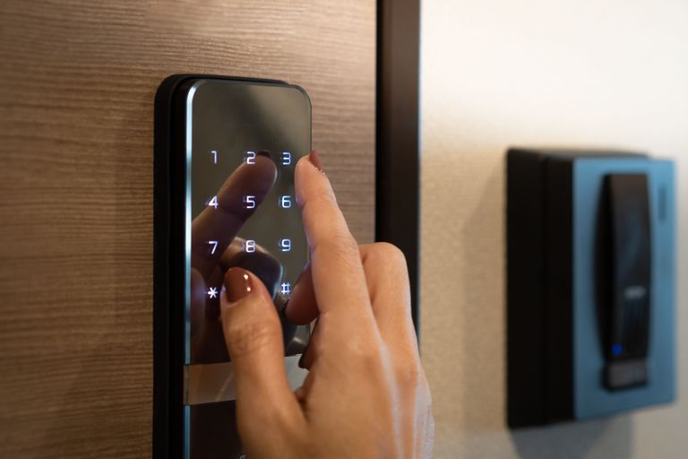How Does a Smart Lock Work: Ultimate Guide to Keyless Security